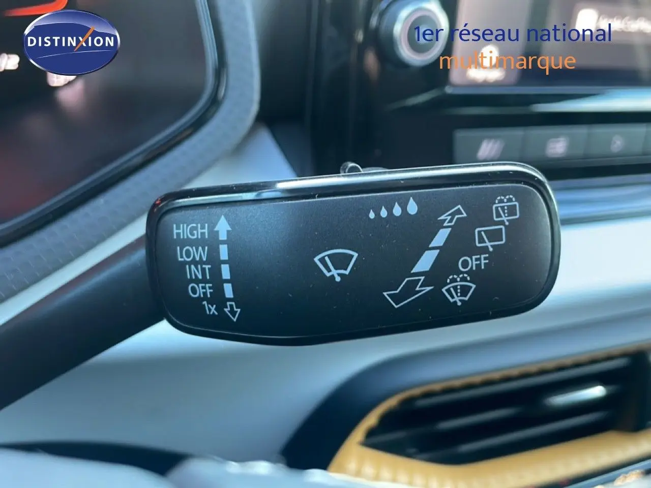 Gros plan sur la commande d'essuie-glace du SEAT Arona 2025, avec tableau de bord gris et détails intérieurs visibles.