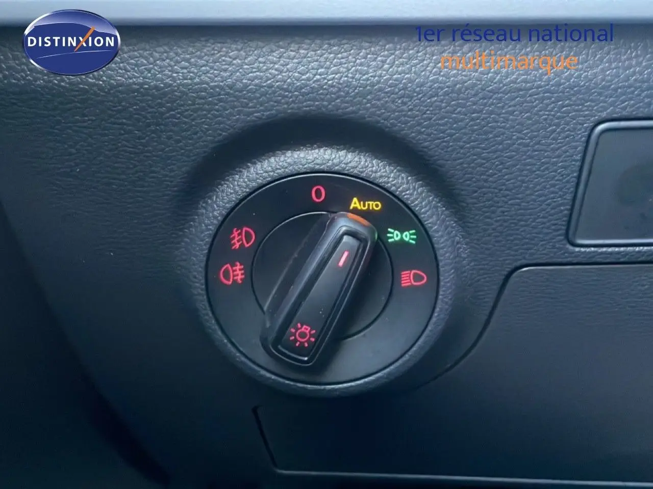 Gros plan sur le bouton de commande des phares du tableau de bord du SEAT Arona 2025, finition Style Special Edition.