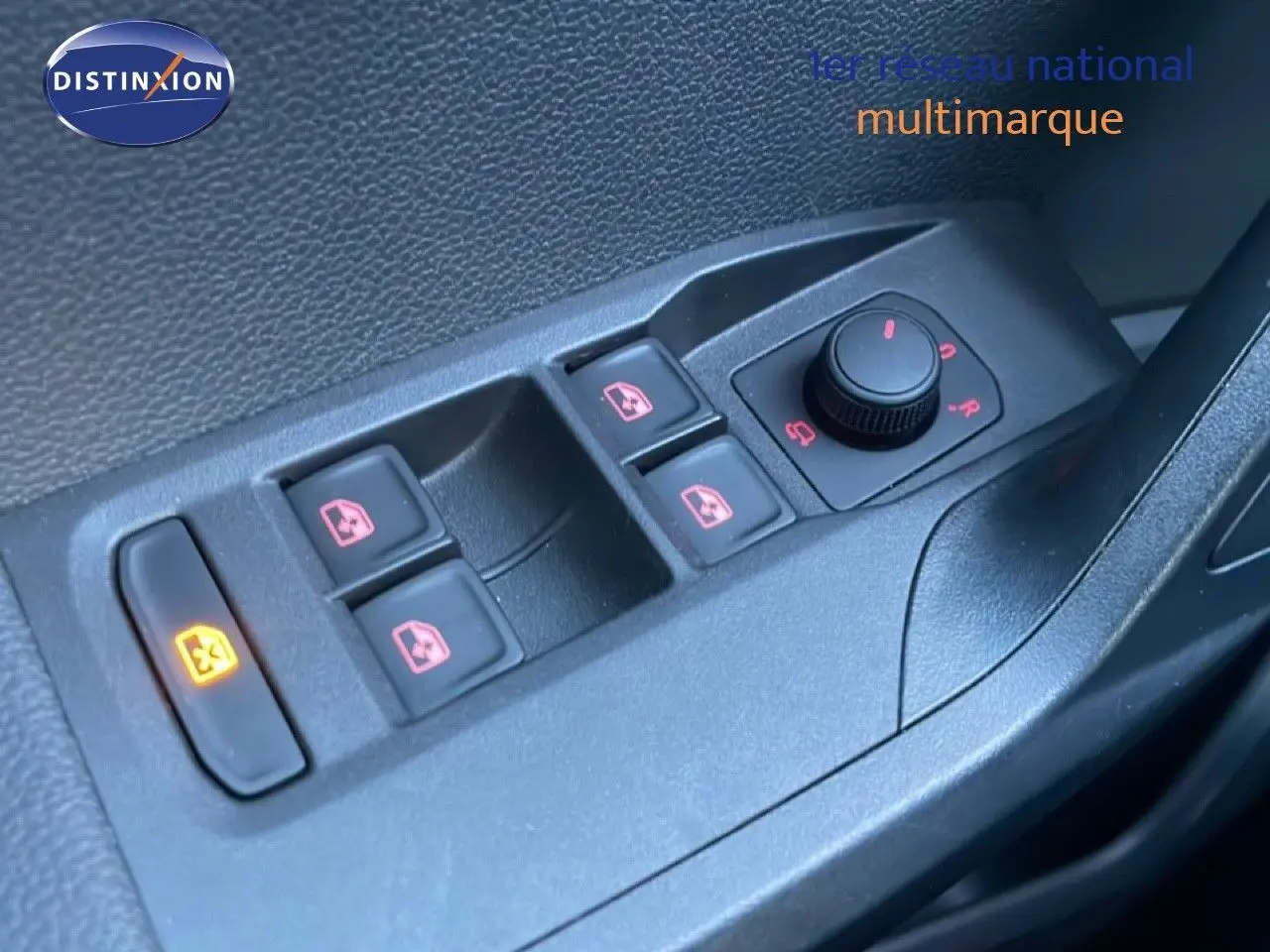 Gros plan sur les commandes des vitres et rétroviseurs côté conducteur d'une SEAT Arona 2025, finition Style Special Edition.