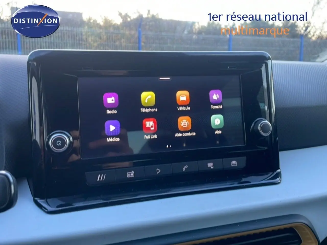Écran tactile central du tableau de bord du SEAT Arona blanc, affichant les options multimédia et aide à la conduite.