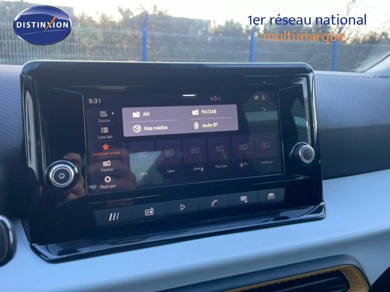 Écran tactile central de la SEAT Arona 2025, vue rapprochée du tableau de bord avec interface multimédia allumée.