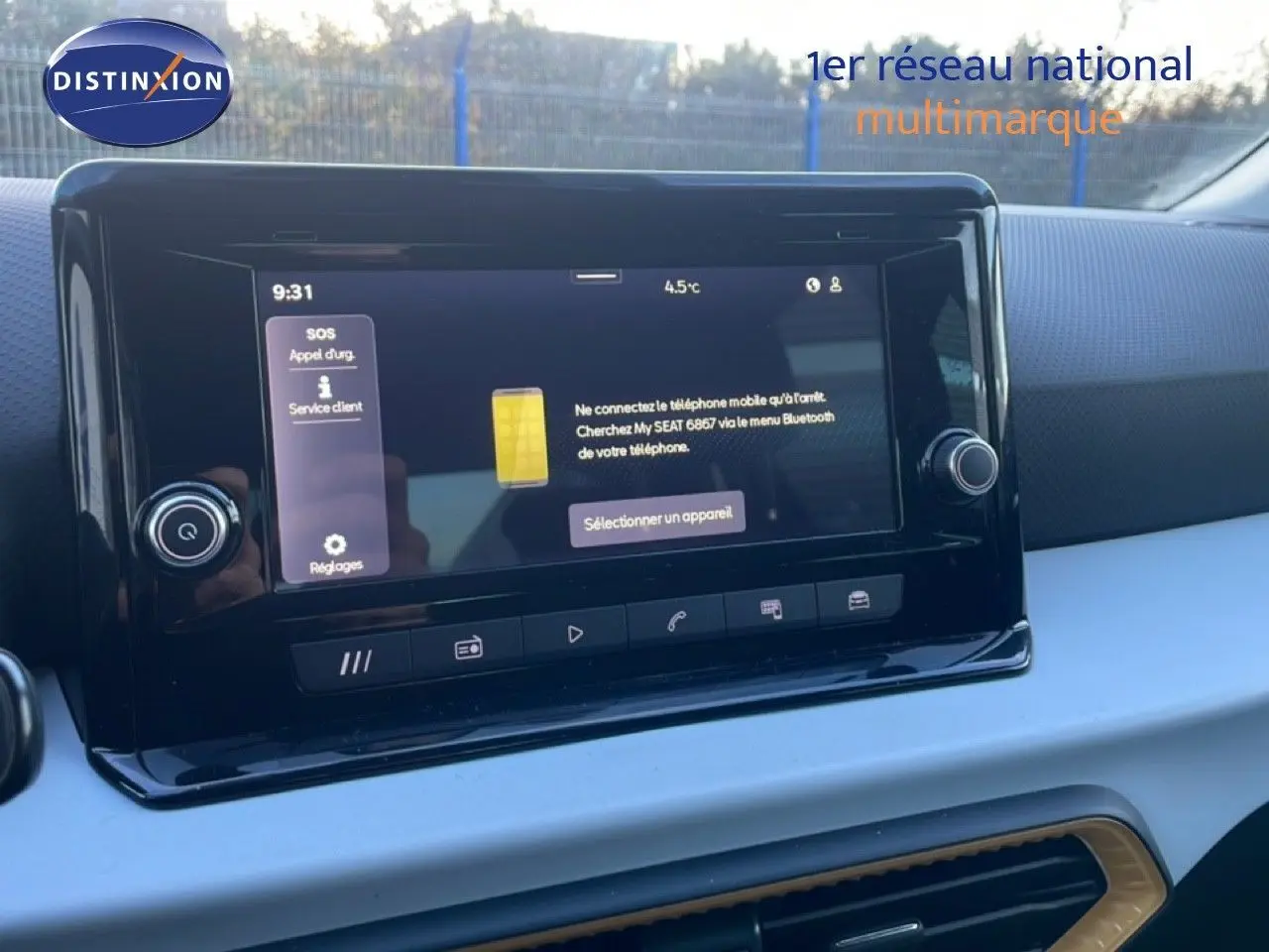 Écran tactile central du tableau de bord du SEAT Arona 2025, affichant le menu Bluetooth, intérieur gris et noir.