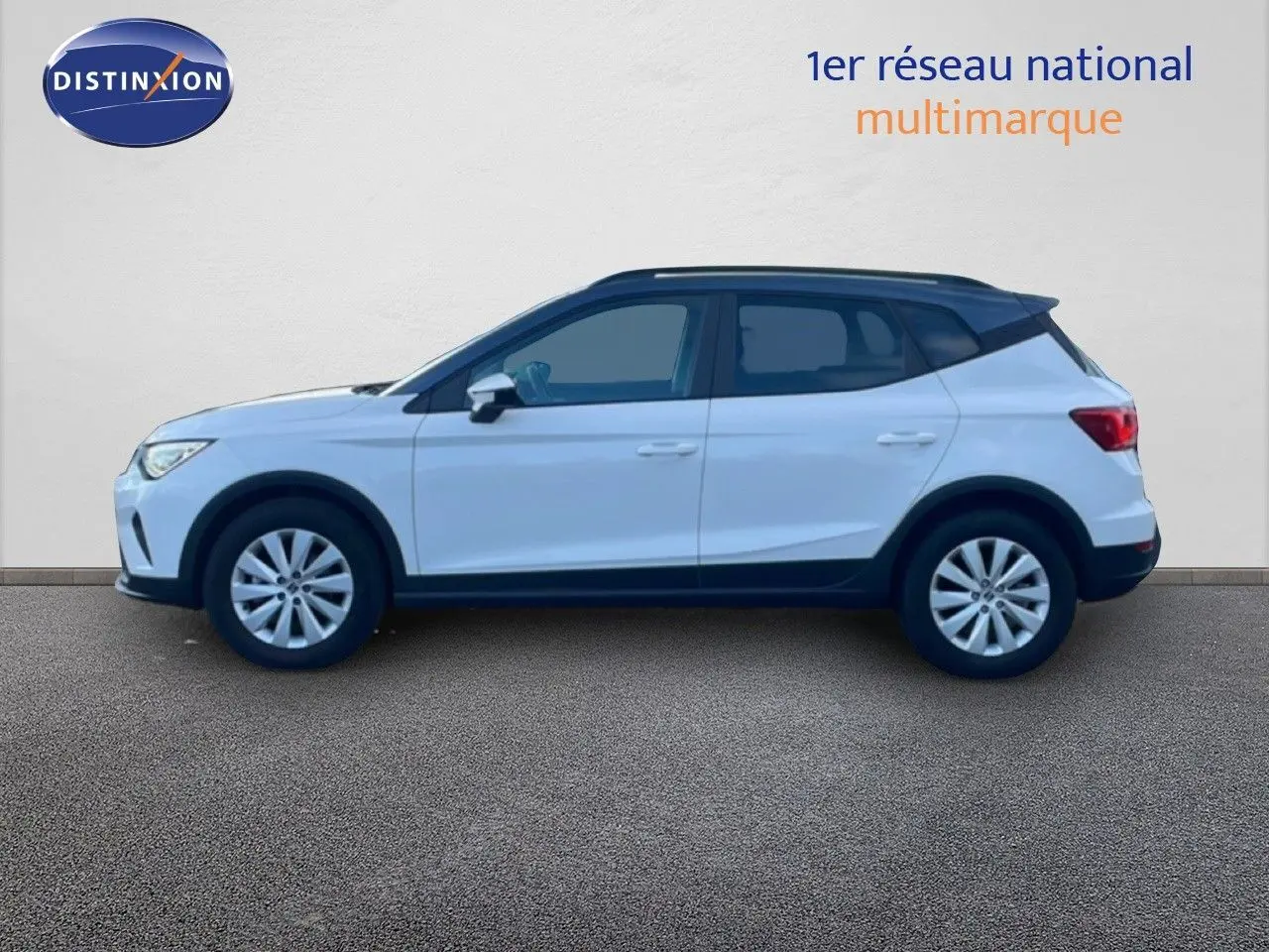 Vue latérale droite d'un SEAT Arona blanc avec toit gris, version Style Special Edition 2025, sur fond neutre.
