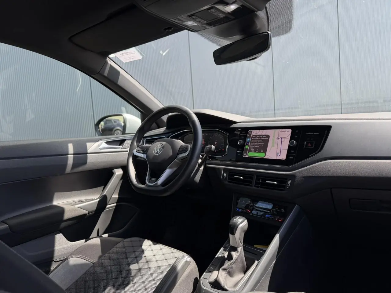 Vue intérieure côté conducteur du Volkswagen Taigo TSI 116 DSG R-Line 2025 avec volant multifonctions et écran tactile.