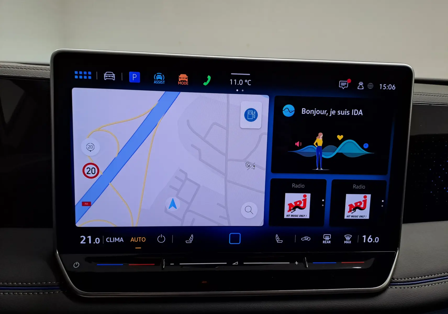 Écran tactile central du Volkswagen Tiguan 2025 affichant la navigation et l'assistant vocal IDA.