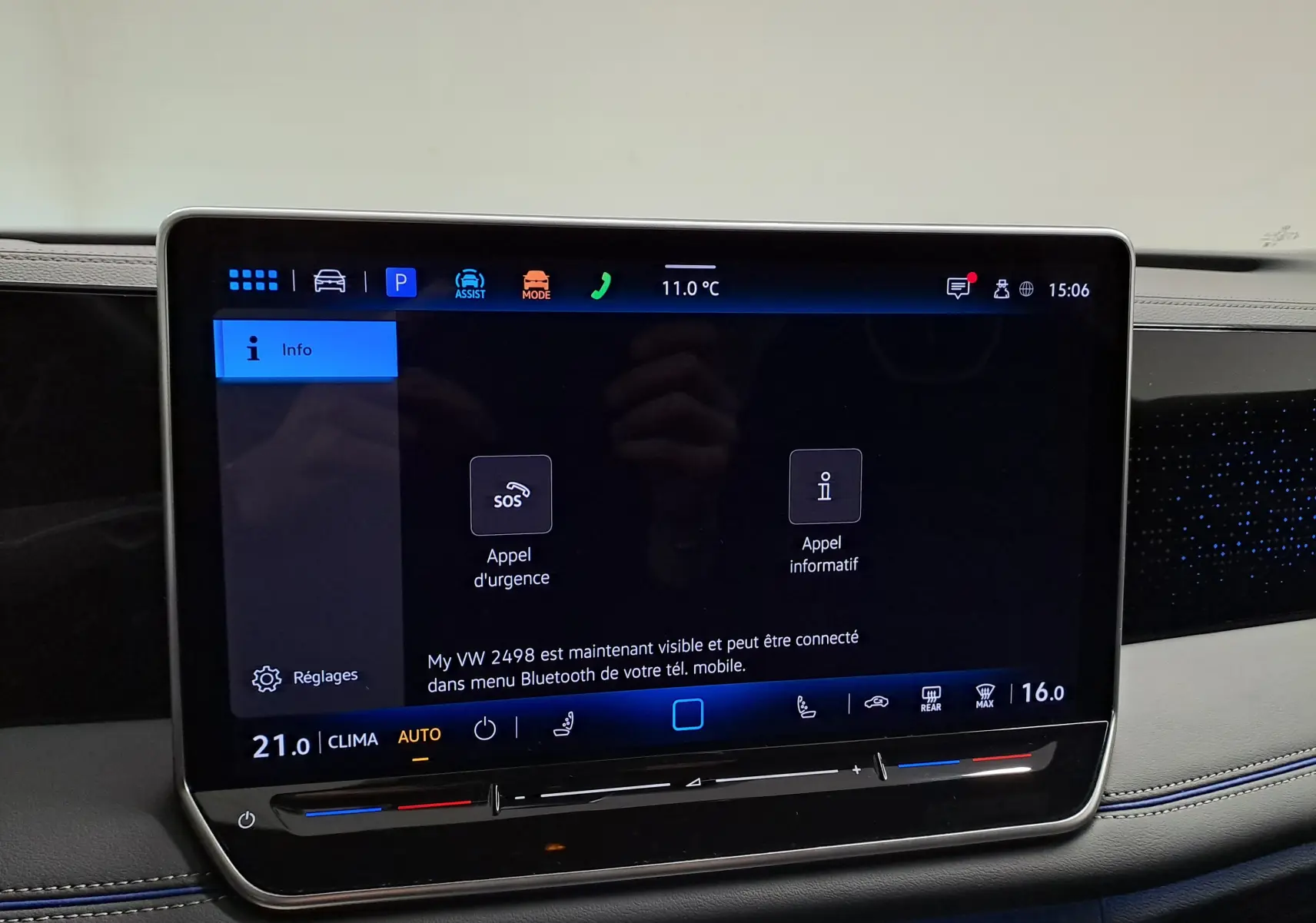Écran tactile central affichant les options d'appel d'urgence et d'appel informatif dans l'habitacle du Volkswagen Tiguan 2025.