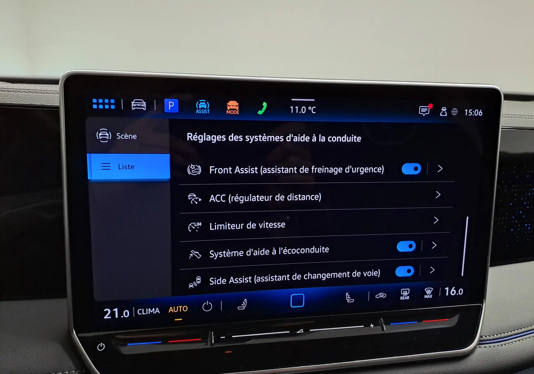 Écran tactile central affichant les réglages d’aides à la conduite dans un Volkswagen Tiguan 2.0 TDI argent Dolomite.