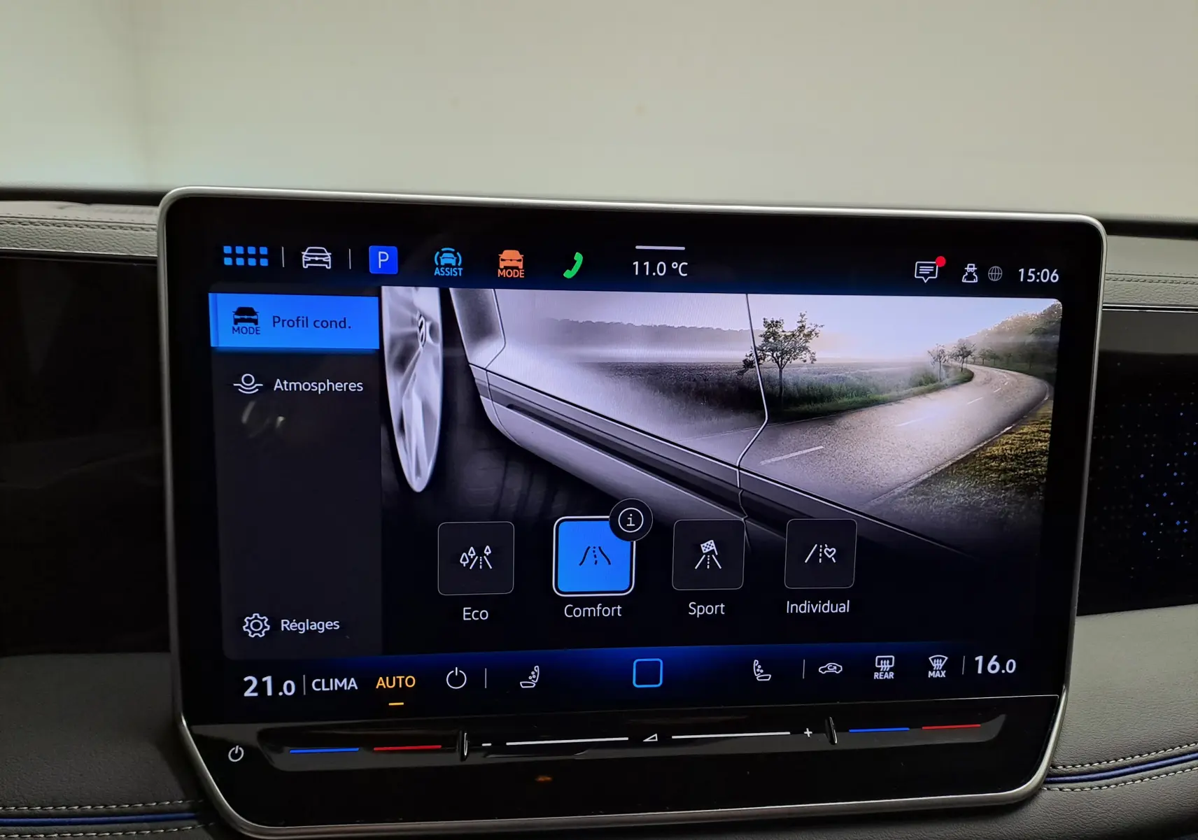 Écran tactile intérieur du Volkswagen Tiguan 2025 affichant les modes de conduite avec interface moderne et design épuré.