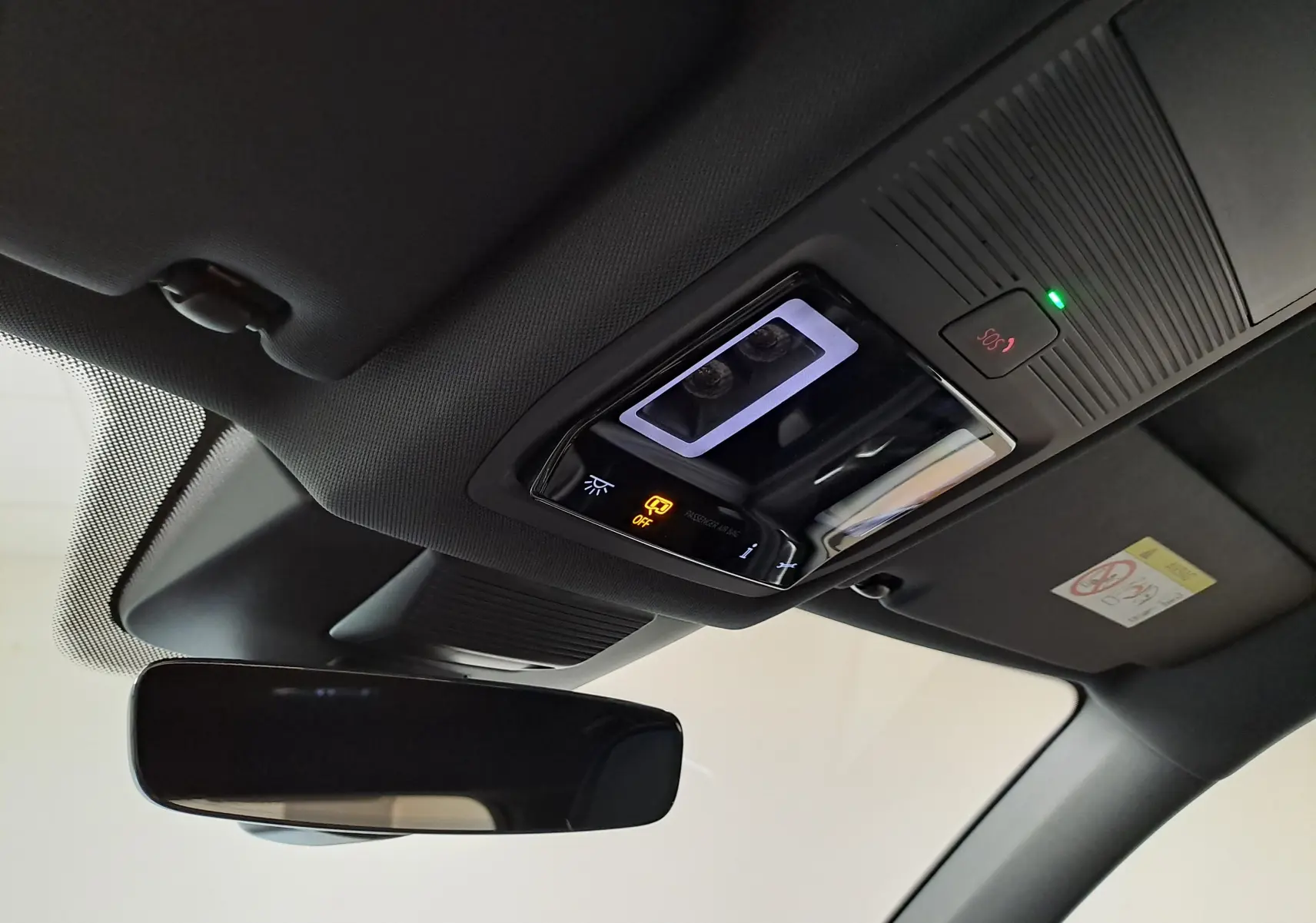 Vue intérieure du plafonnier et rétroviseur intérieur du Volkswagen Tiguan 2.0 TDI 150 DSG7 R-Line, avec éclairage et bouton SOS.
