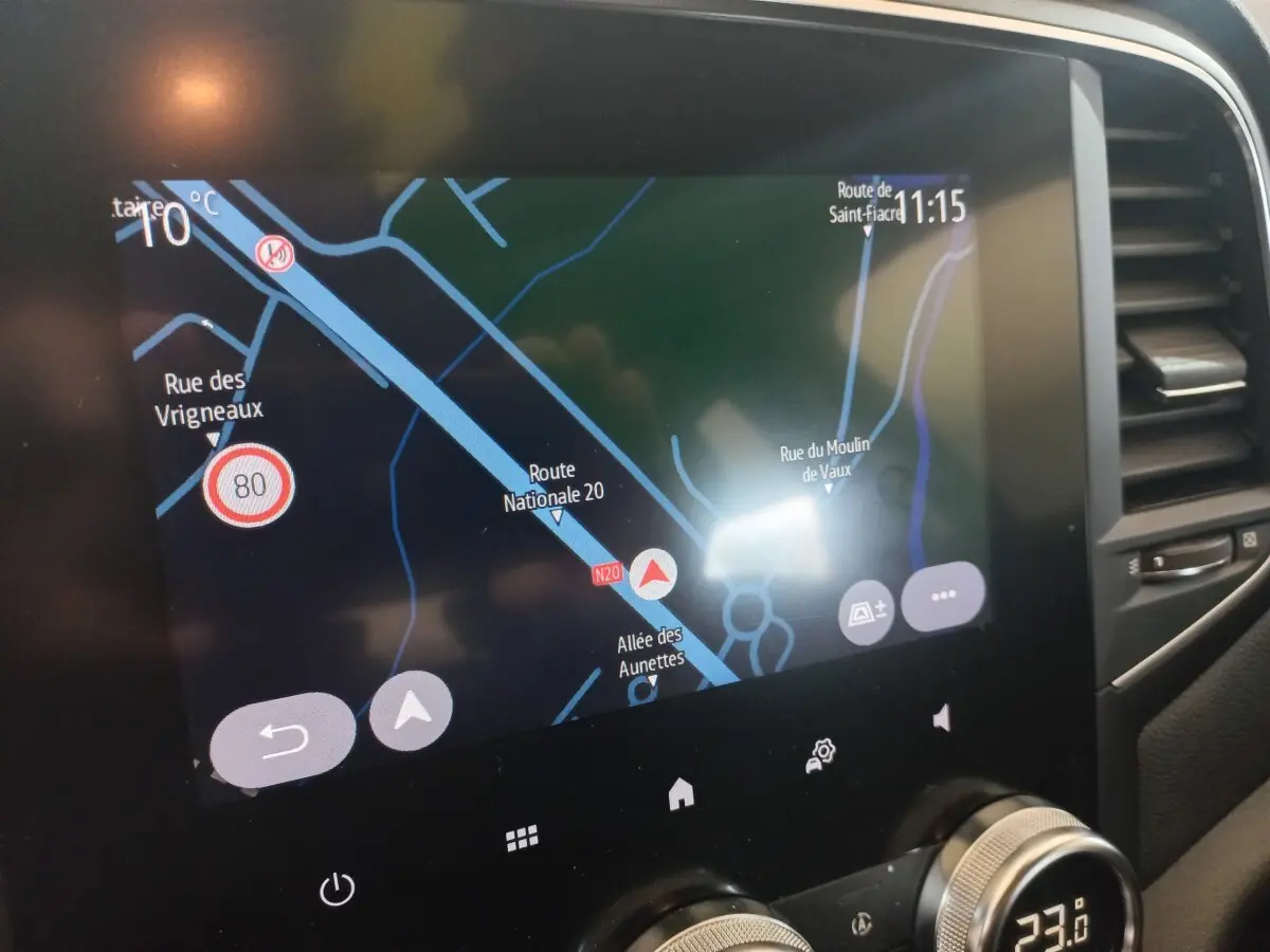 Écran tactile central du tableau de bord de la Renault Mégane Business gris foncé, affichant la navigation 3D.