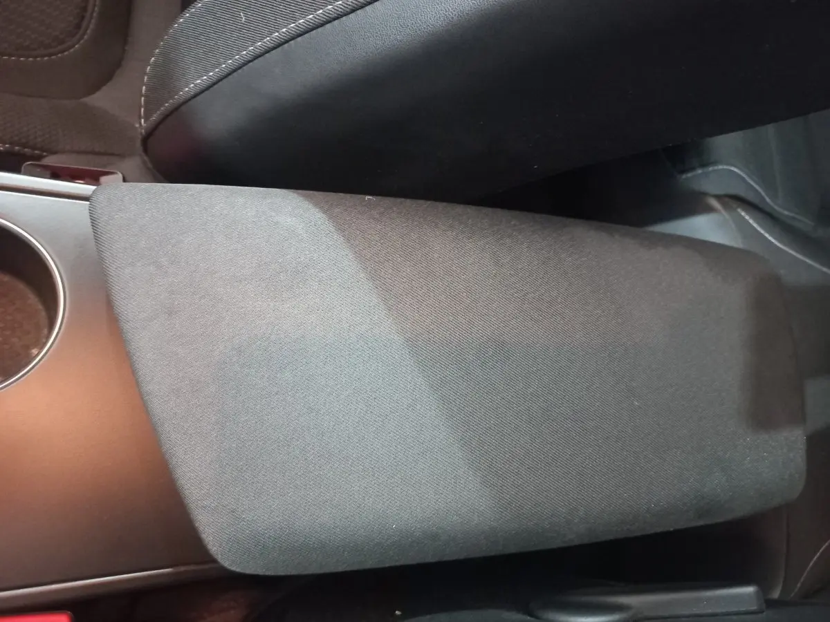 Accoudoir central en tissu gris foncé de la Renault Mégane Business TCe 115, vue intérieure rapprochée.