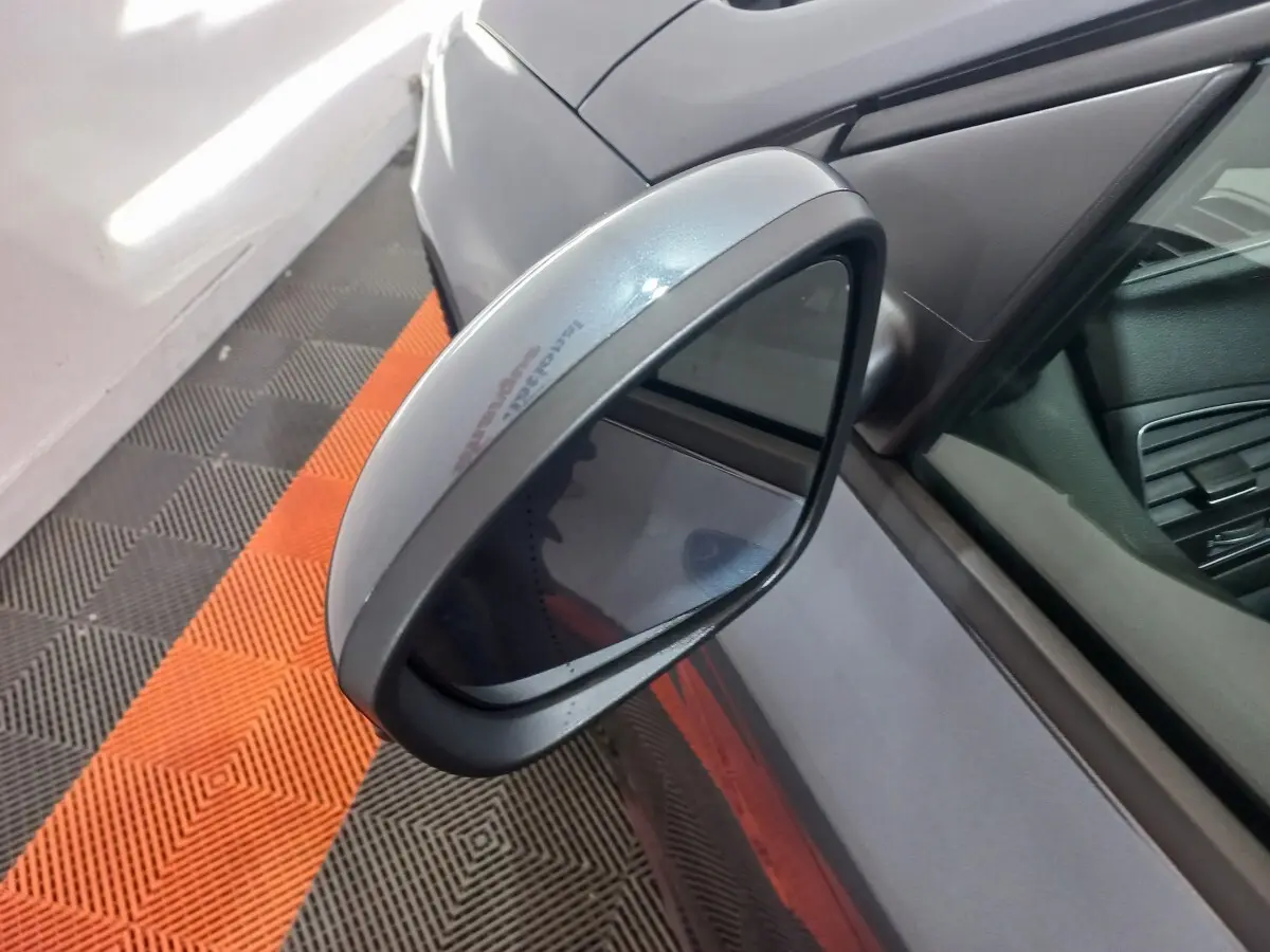 Rétroviseur côté gauche gris foncé de la Renault Mégane Business TCe 115, vue rapprochée en angle supérieur extérieur.