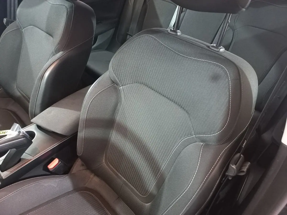 Gros plan sur le siège avant droit gris foncé de la Renault Mégane Business TCe 115, montrant la texture et les coutures.