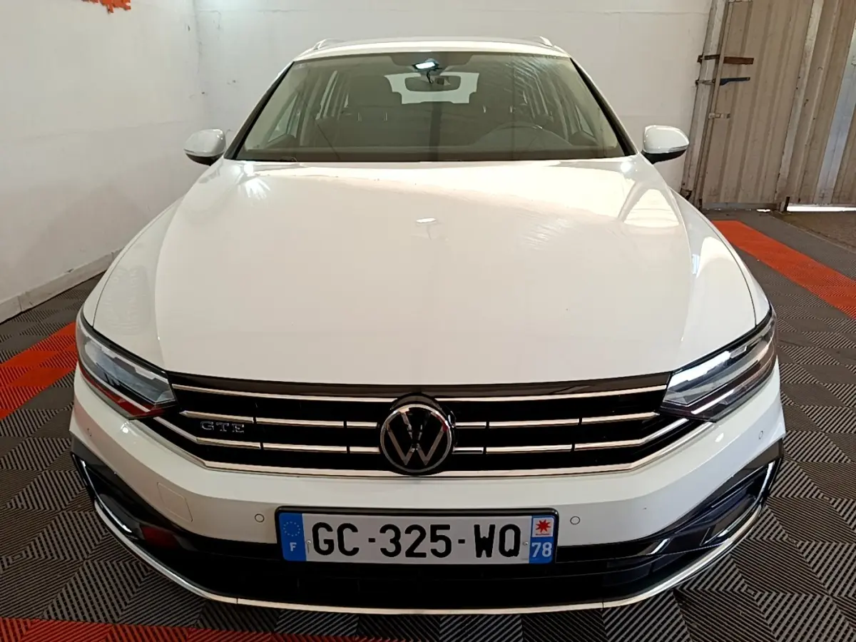 Vue avant d'une Volkswagen Passat GTE blanche, avec calandre chromée et plaques d'immatriculation françaises visibles.