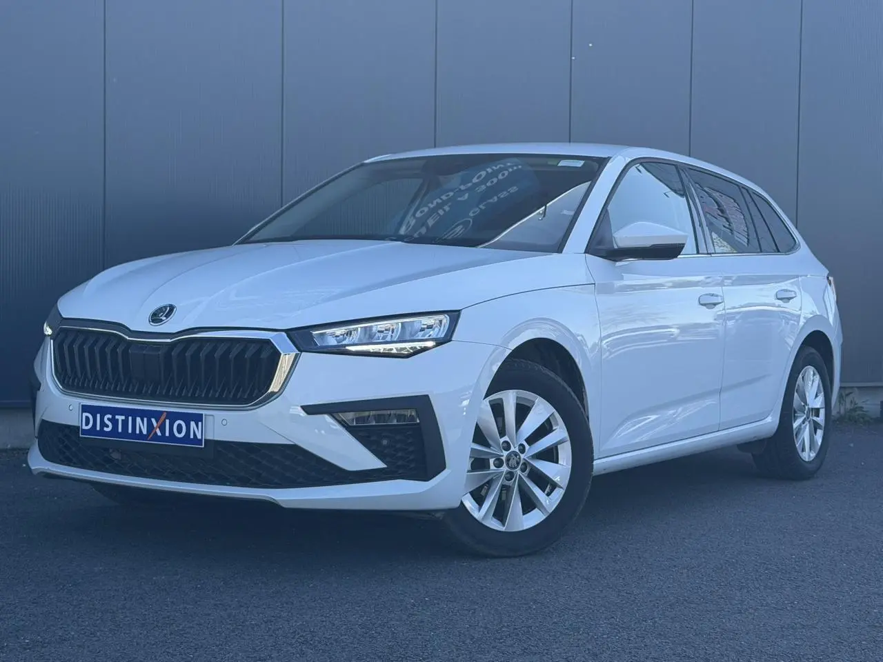 Skoda Scala TSI 116 blanc glacier vue 3/4 avant droit, calandre noire et jantes alliage 16 pouces.