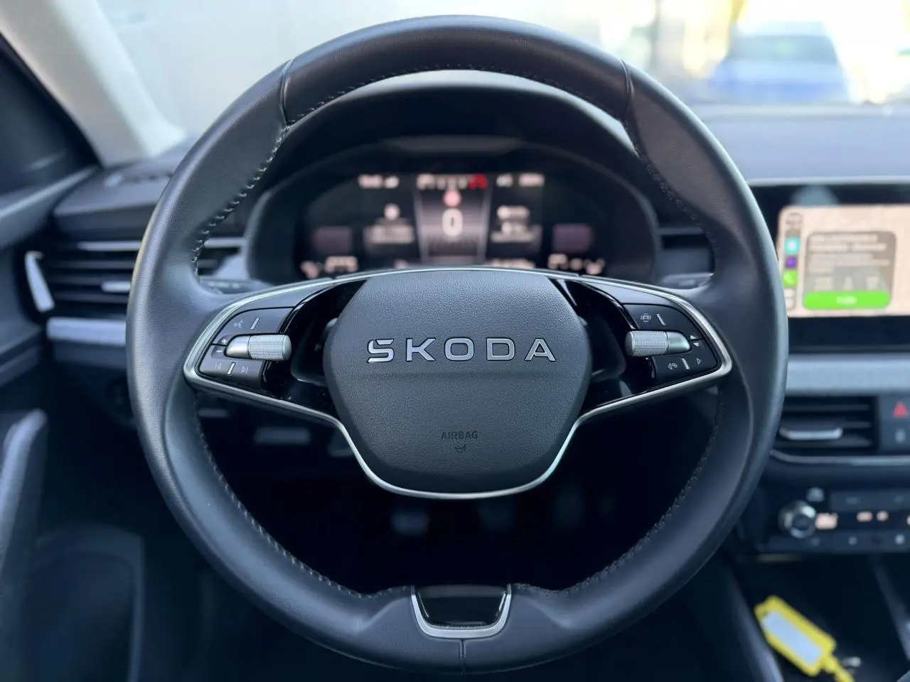 Vue rapprochée du volant noir multifonctions SKODA dans l'habitacle moderne du SCALA 2025.