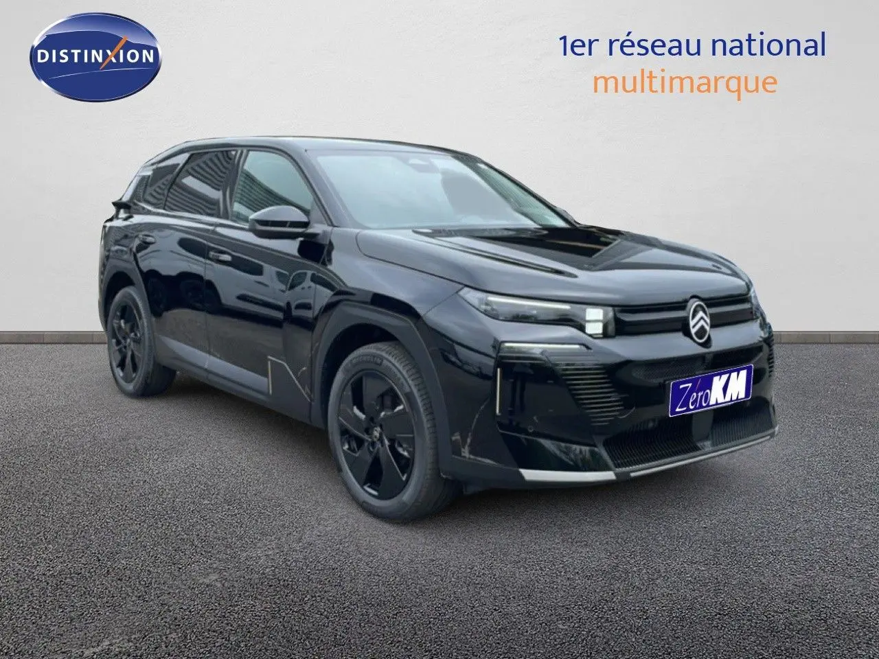 Citroën C5 Aircross noir perle métal en 3/4 avant droit, avec jantes noires et calandre distinctive.