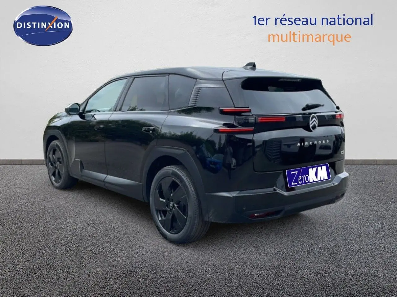 Vue 3/4 arrière droite d'un Citroën C5 Aircross noir perle métal avec feux arrière LED et jantes noires.