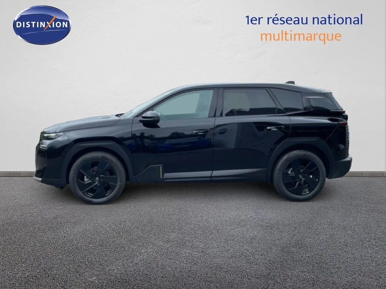 Profil côté gauche d'un Citroën C5 Aircross noir perle métal 2026 avec jantes noires et vitres teintées.