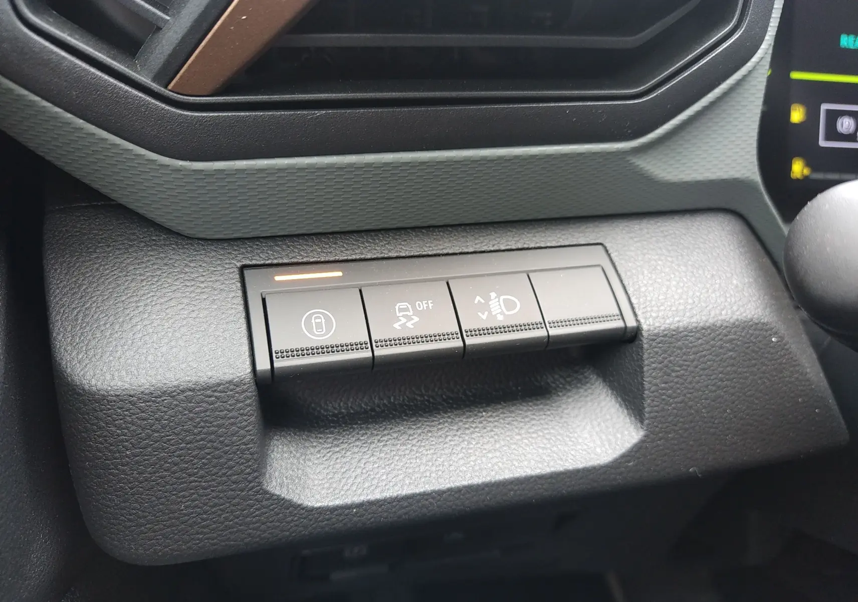 Gros plan sur les boutons de commande du tableau de bord du Dacia Duster Hybrid-G 150 ch, finition Spirit of Sand.