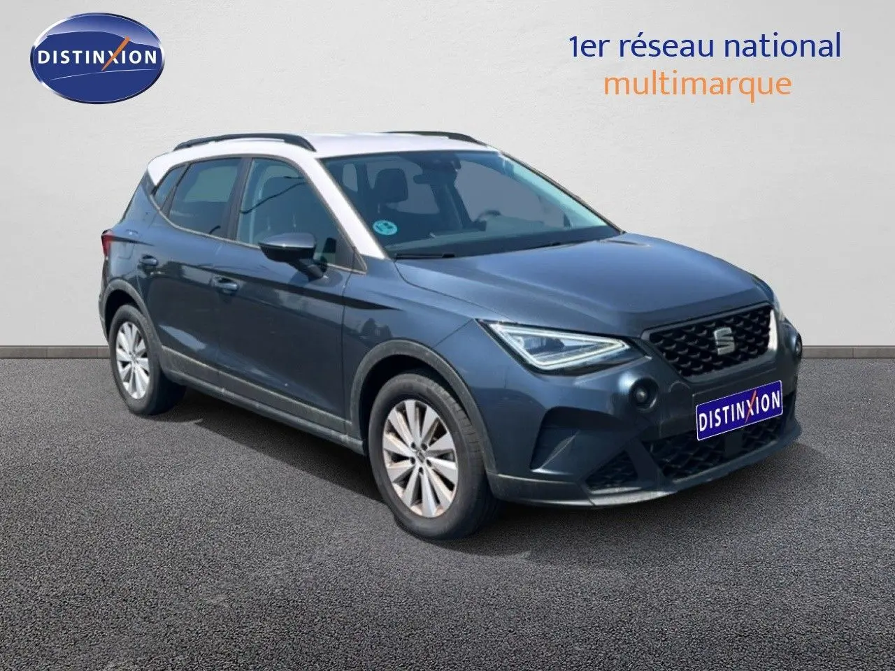SEAT Arona gris Magnetic Metal avec toit noir, vue 3/4 avant gauche, sur fond neutre extérieur.