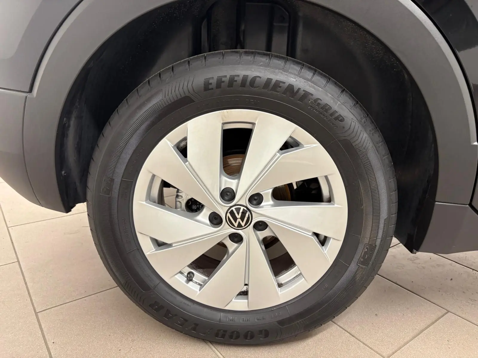 Gros plan sur la roue avant droite du Volkswagen T-Cross noir intense 2024 avec jante alliage et pneu Goodyear.