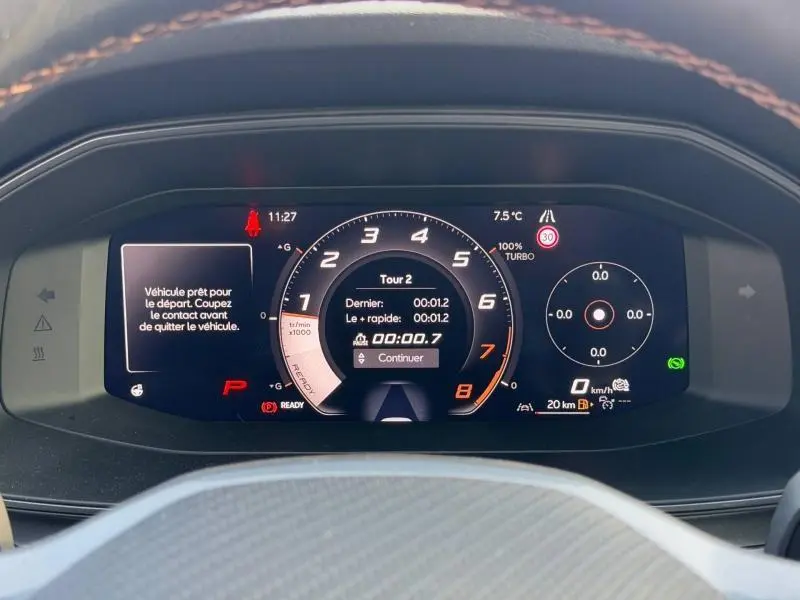 Vue rapprochée du tableau de bord numérique du SEAT LEON 2025, affichant le compte-tours et les informations de conduite.