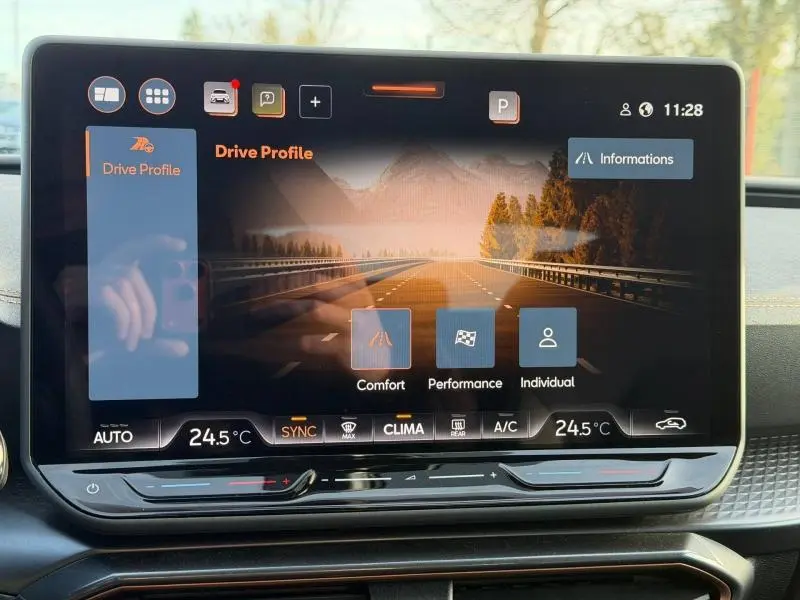 Écran tactile central affichant les modes de conduite d'une SEAT LEON 1.5 eTSI Hybrid 2025, intérieur moderne.