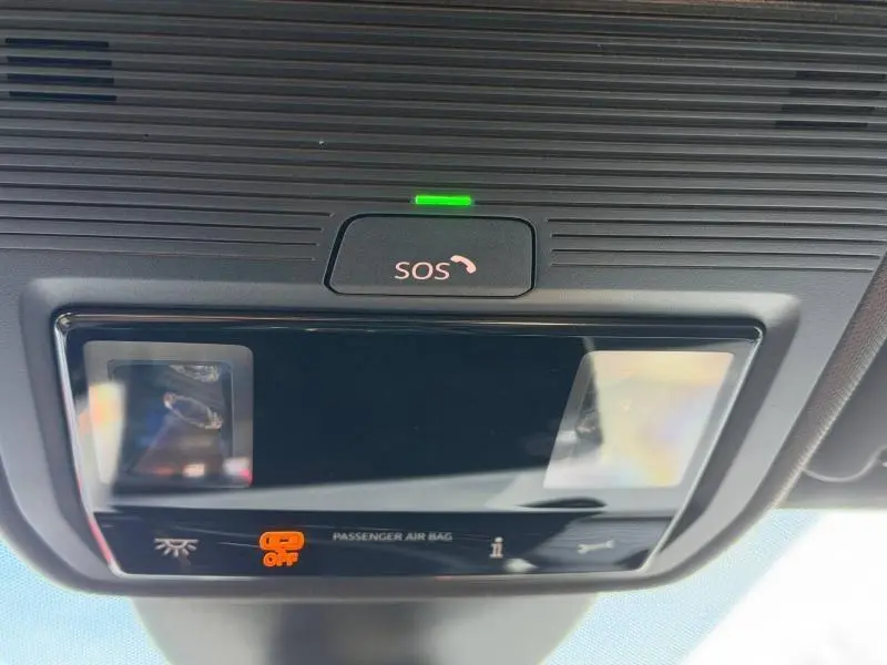 Détail du plafonnier intérieur avec bouton SOS et indicateur airbag passager sur SEAT Leon 2025.