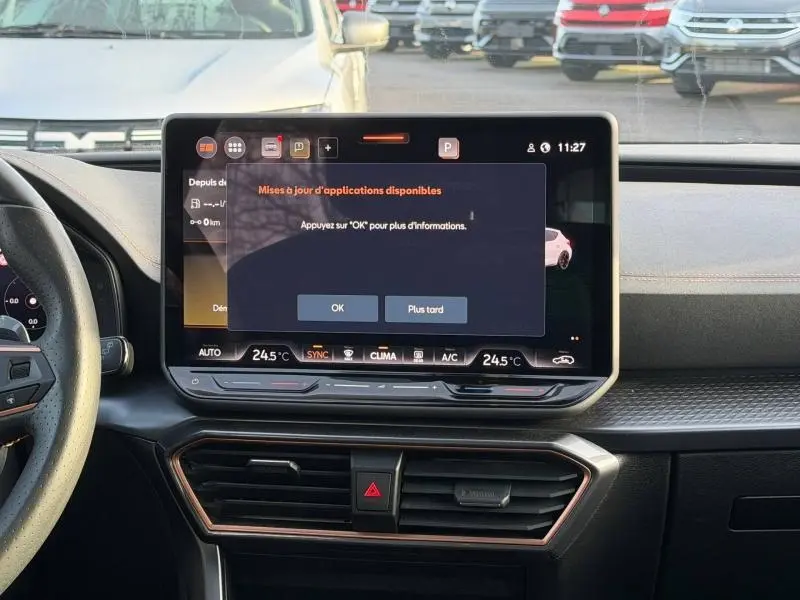 Vue intérieure du tableau de bord de la SEAT LEON 2025, écran tactile central affichant une mise à jour d'applications.