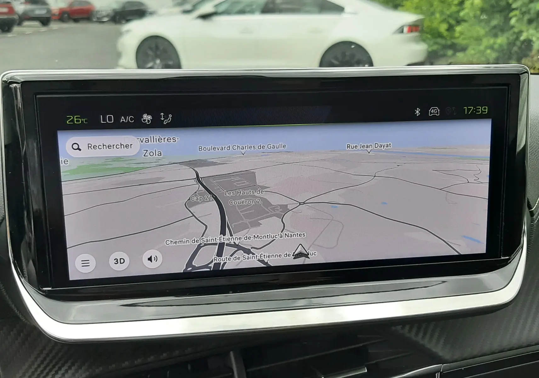 Écran tactile du système de navigation de la Peugeot 208 1.2 GT, vue intérieure centrée sur la carte GPS.