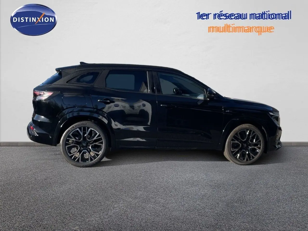 Profil droit du Renault Austral E-Tech Full Hybrid 200 Esprit Alpine noir étoile métal, avec jantes alliage distinctives.
