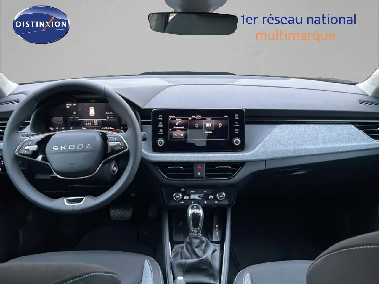 Vue frontale de l’habitacle du Skoda Kamiq 2025, tableau de bord gris graphite avec écran tactile et volant multifonction.