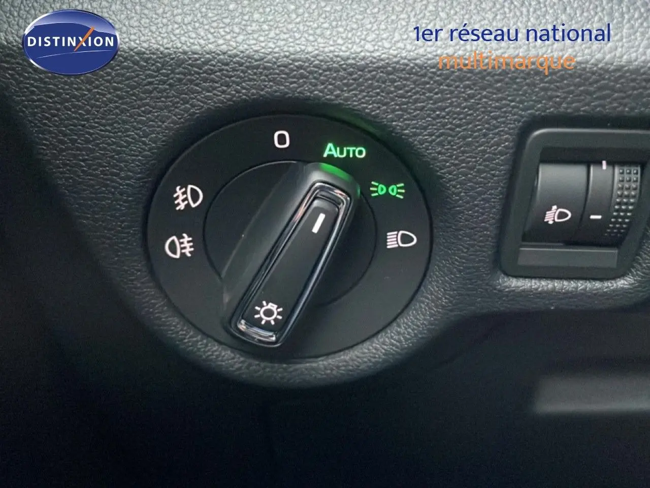 Gros plan sur la commande des phares du Skoda Kamiq 2025, avec réglage automatique en position activée.