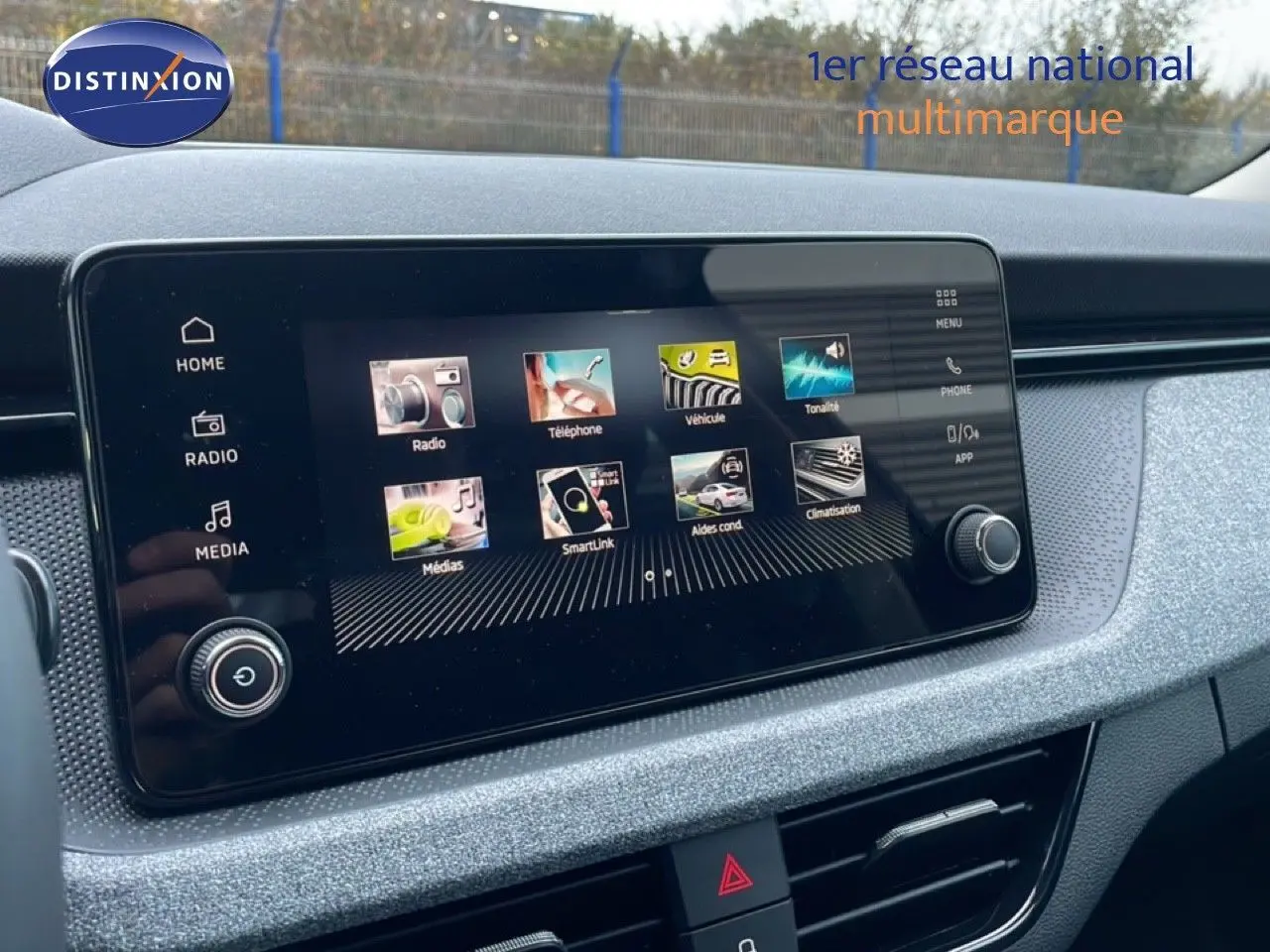 Écran tactile central du tableau de bord du Skoda Kamiq gris graphite, affichant le menu multimédia et navigation.