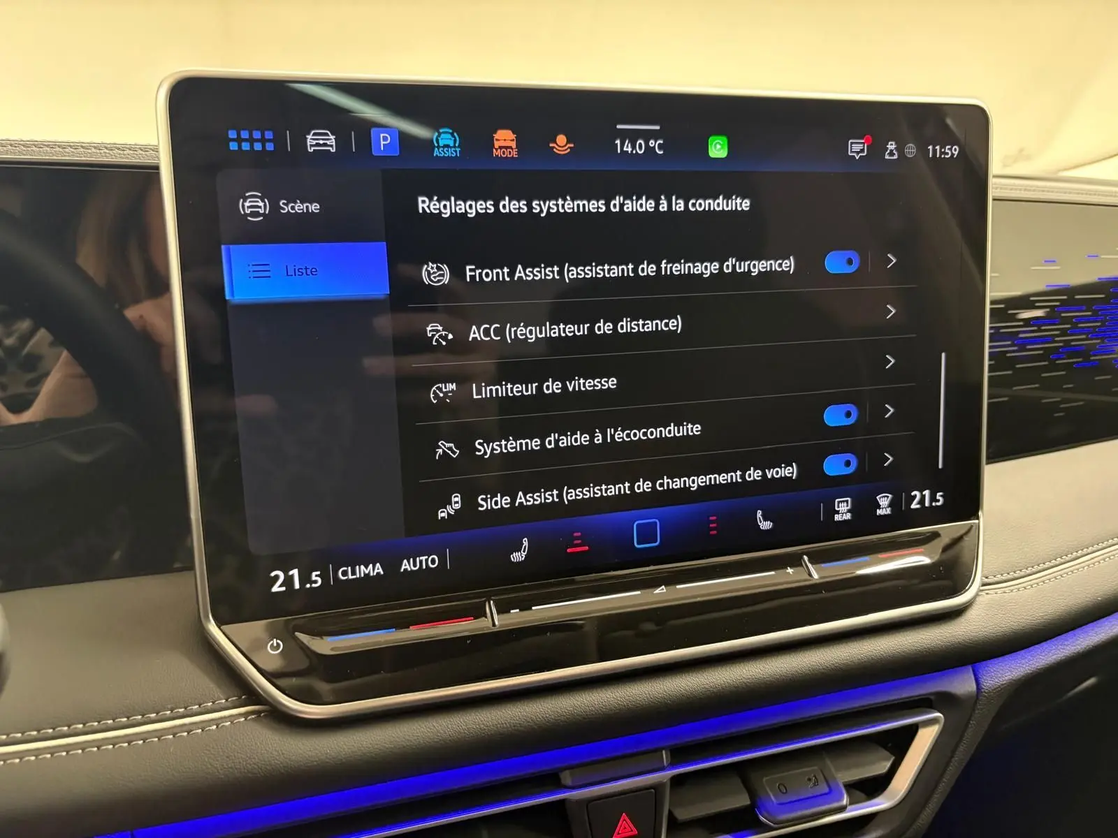Écran tactile central du Volkswagen Tiguan 2025 affichant les réglages des aides à la conduite, intérieur noir et beige.