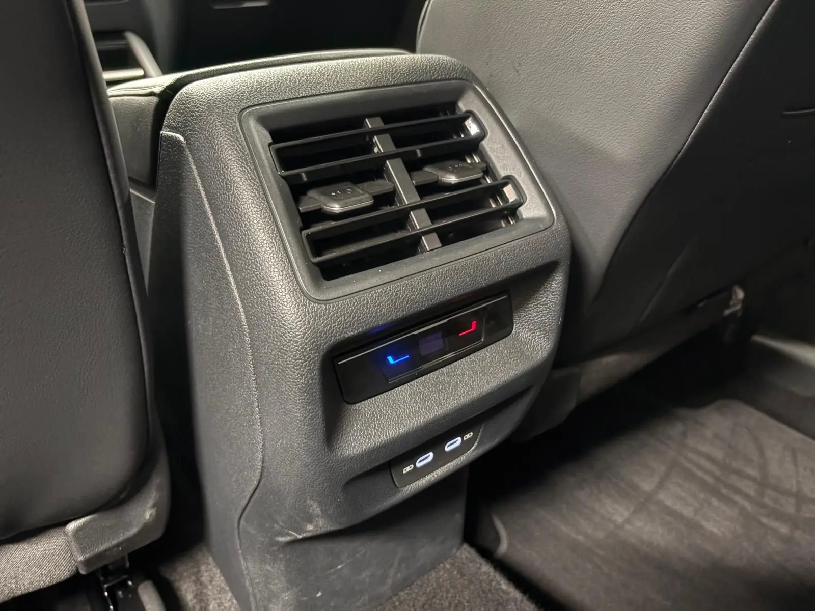 Détail des aérateurs arrière et commandes de climatisation dans l’habitacle noir du Volkswagen Tiguan Gris Dauphin 2025.