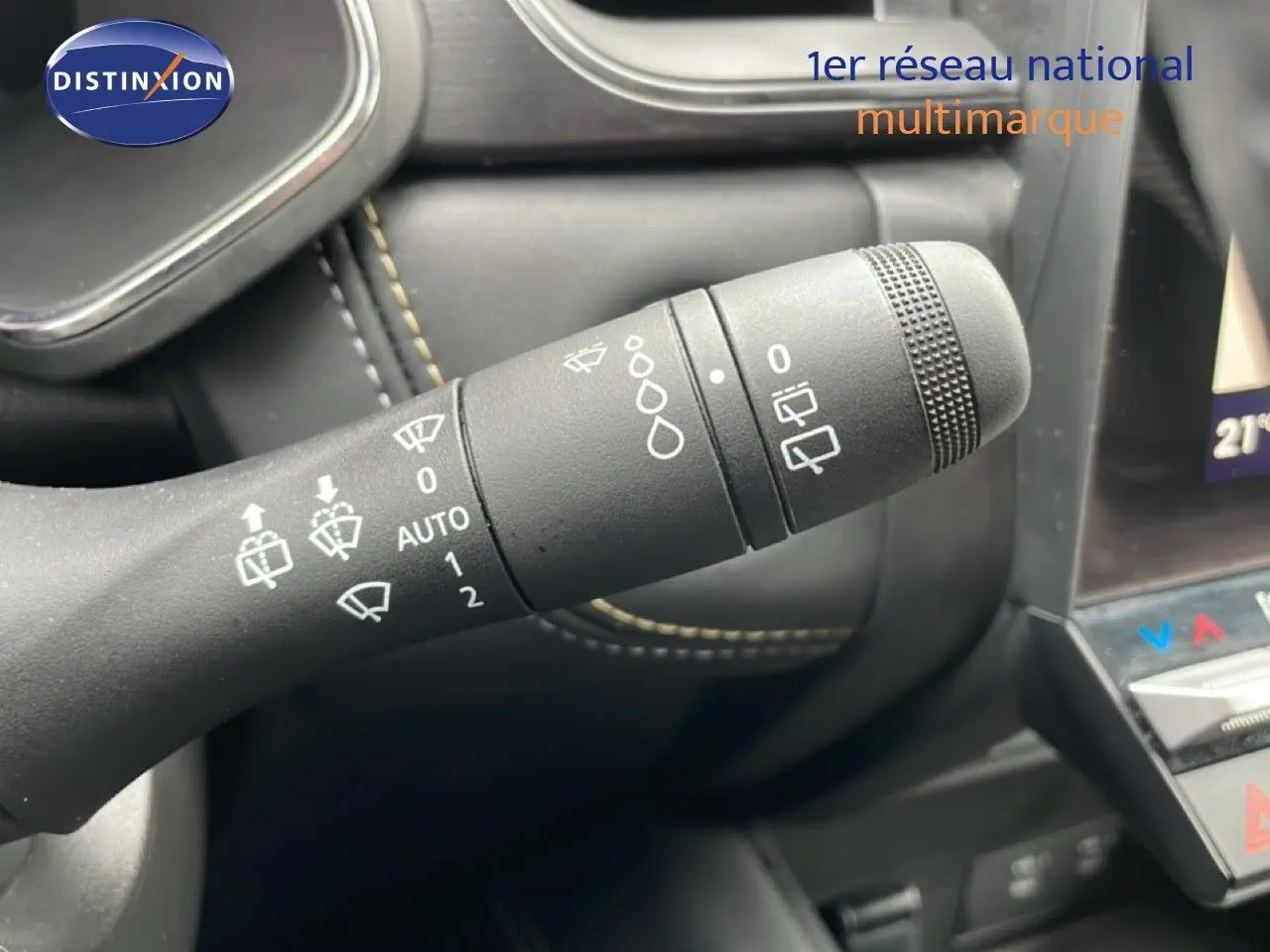 Gros plan sur la commande d’essuie-glace du Renault Symbioz 2025, intérieur noir avec coutures contrastantes.