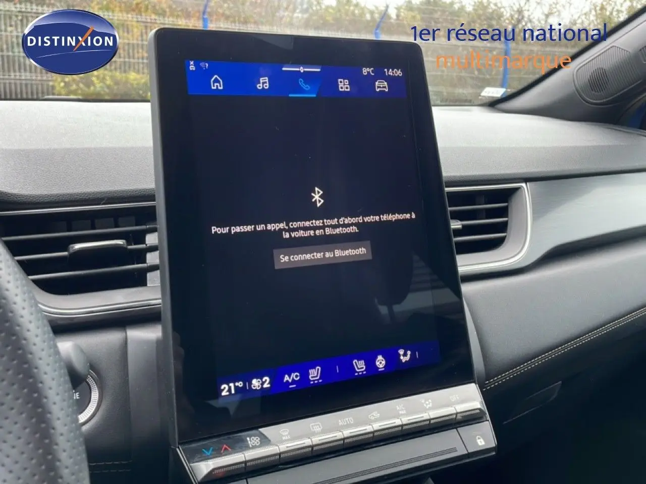 Vue intérieure centrée sur l'écran tactile vertical du tableau de bord du Renault Symbioz bleu iron metal, affichant la connexion Bluetooth.