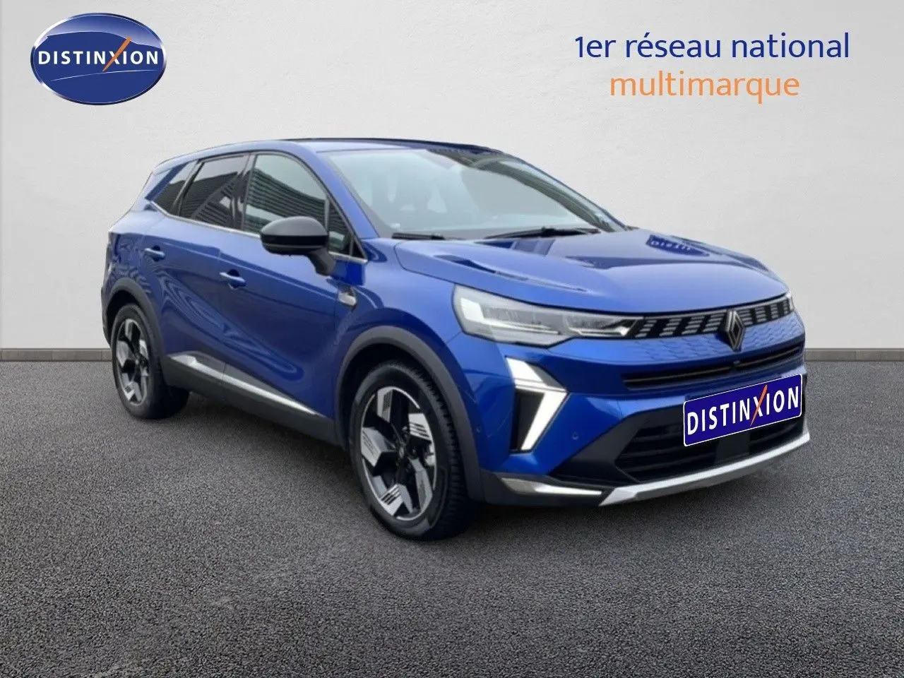 Vue 3/4 avant d’un Renault Symbioz bleu iron metal avec calandre moderne et jantes noires bicolores.