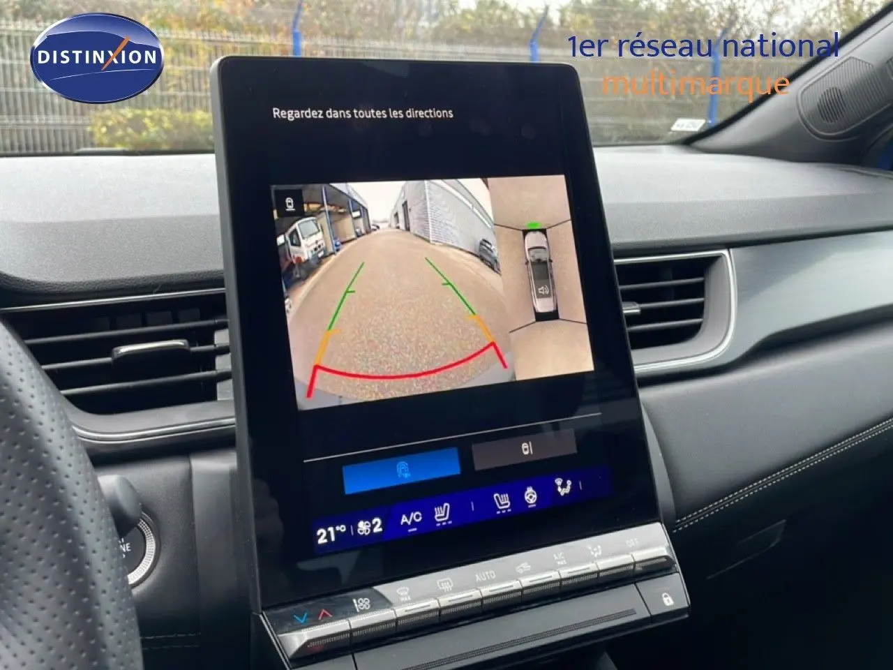 Vue intérieure centrée sur l'écran tactile affichant la caméra de recul d'une Renault Symbioz bleu iron metal.