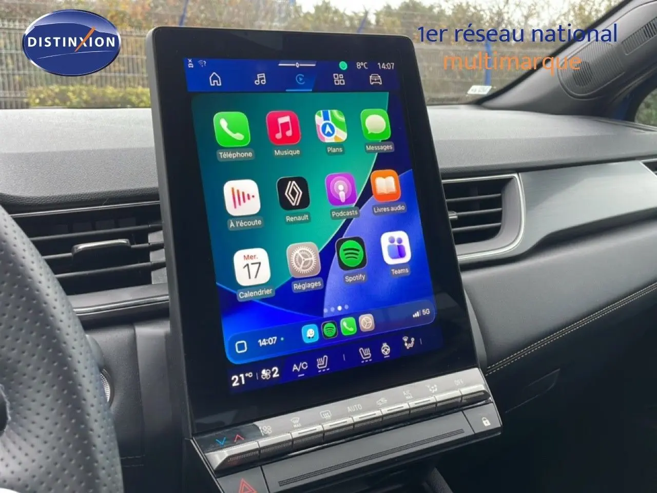 Vue intérieure centrée sur l'écran tactile vertical du tableau de bord du Renault Symbioz 2025, ambiance moderne et épurée.