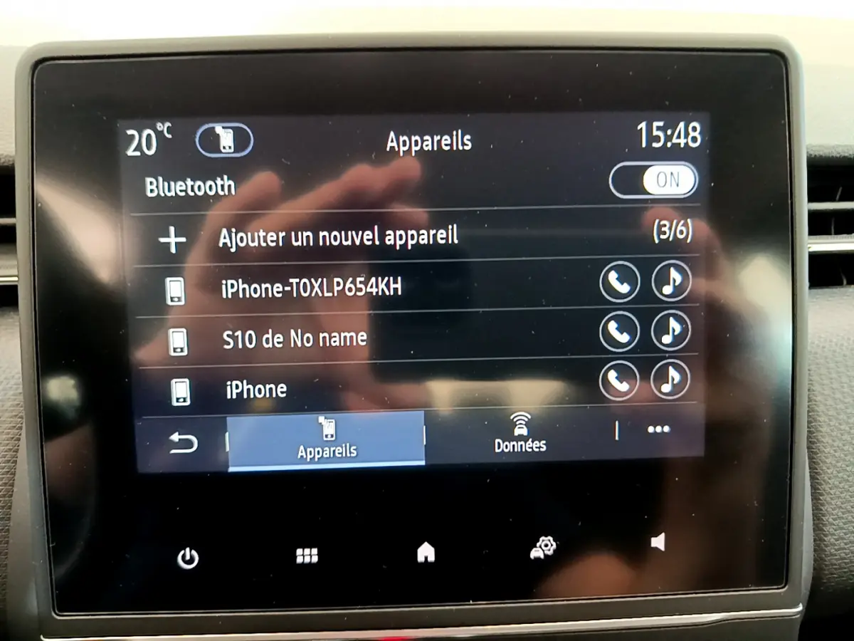 Écran tactile central de la Renault Clio Business TCe 100 2020 affichant la connexion Bluetooth et la liste des appareils.