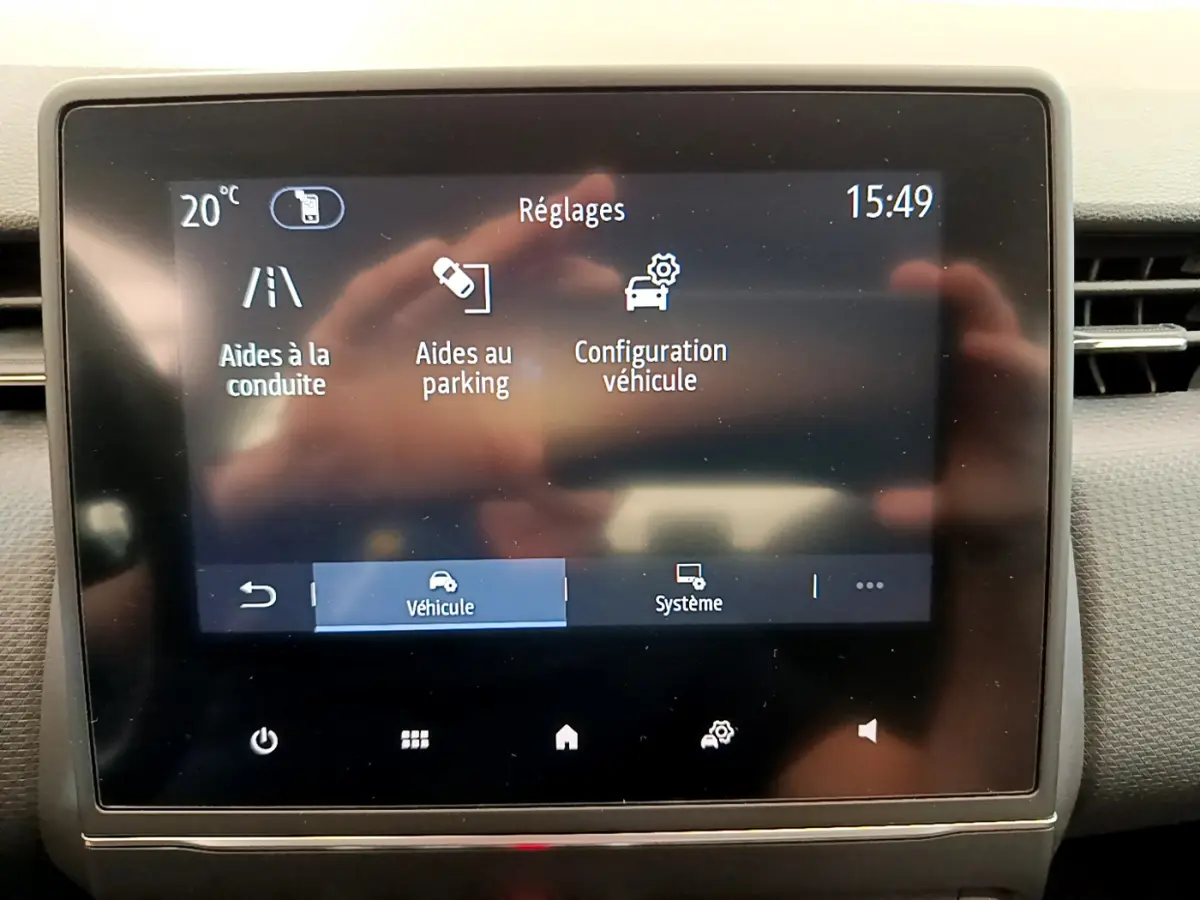 Écran tactile central de la Renault Clio Business TCe 100 de 2020 affichant les réglages d’aides à la conduite et au parking.
