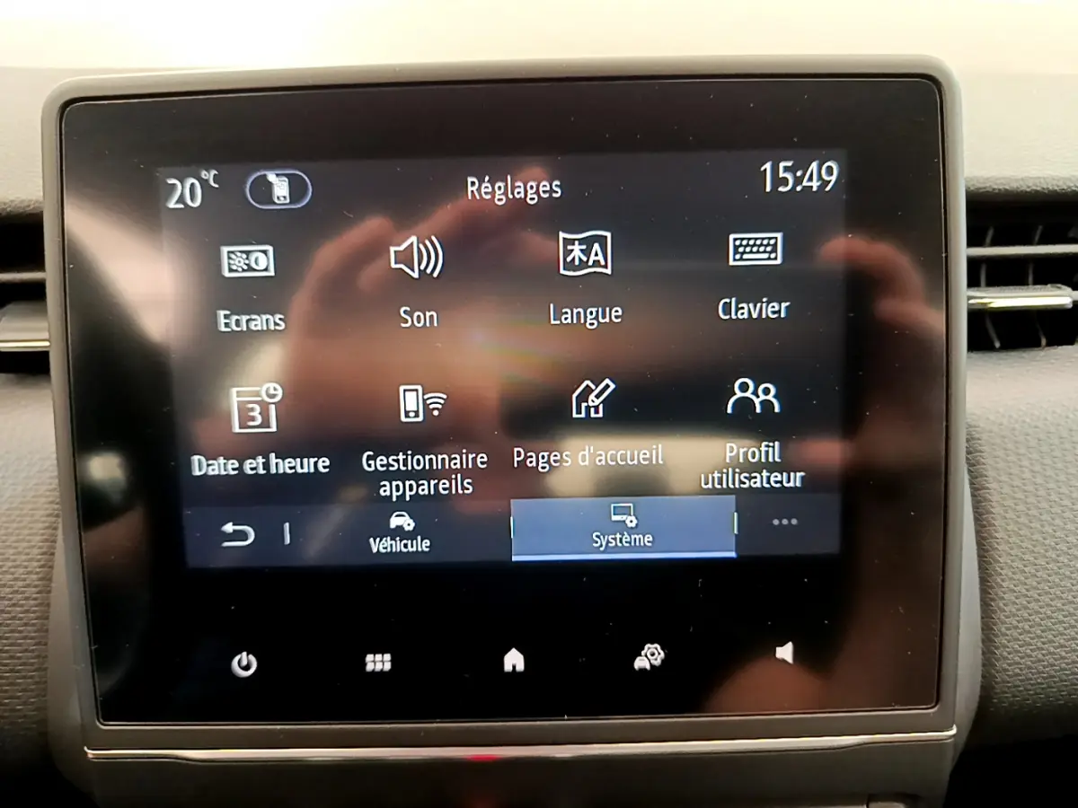 Écran tactile central de la Renault Clio Business TCe 100 2020 affichant le menu Réglages en intérieur.