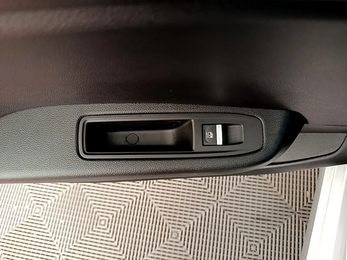 Détail de la commande de lève-vitre côté gauche intérieur d’une Renault Clio Business gris clair 2020.