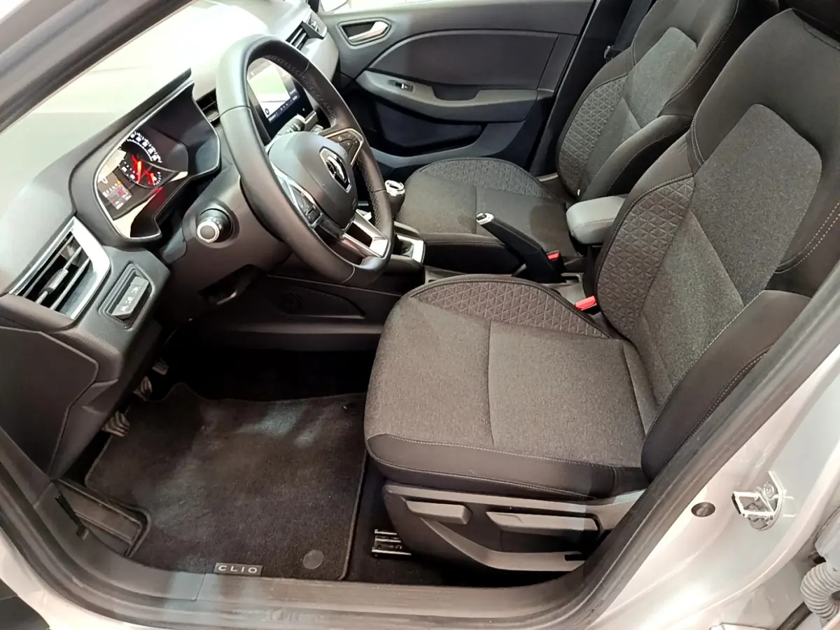 Intérieur avant droit de Renault Clio Business TCe 100 2020, sièges gris tissu et tableau de bord avec écran tactile.