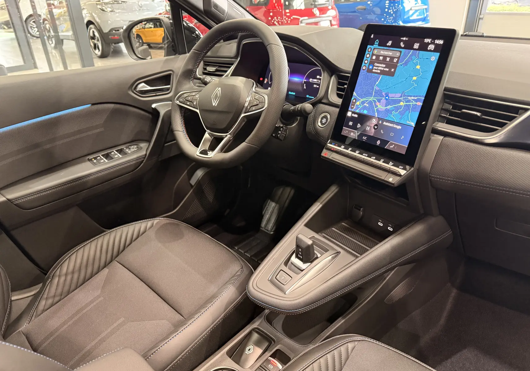 Vue intérieure côté conducteur du Renault Captur E-Tech 2026, avec tableau de bord numérique et écran tactile vertical.