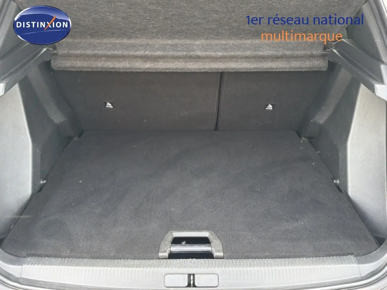 Coffre ouvert de la Peugeot 2008 noir perle métal, vue intérieure arrière montrant un espace de chargement propre et spacieux.