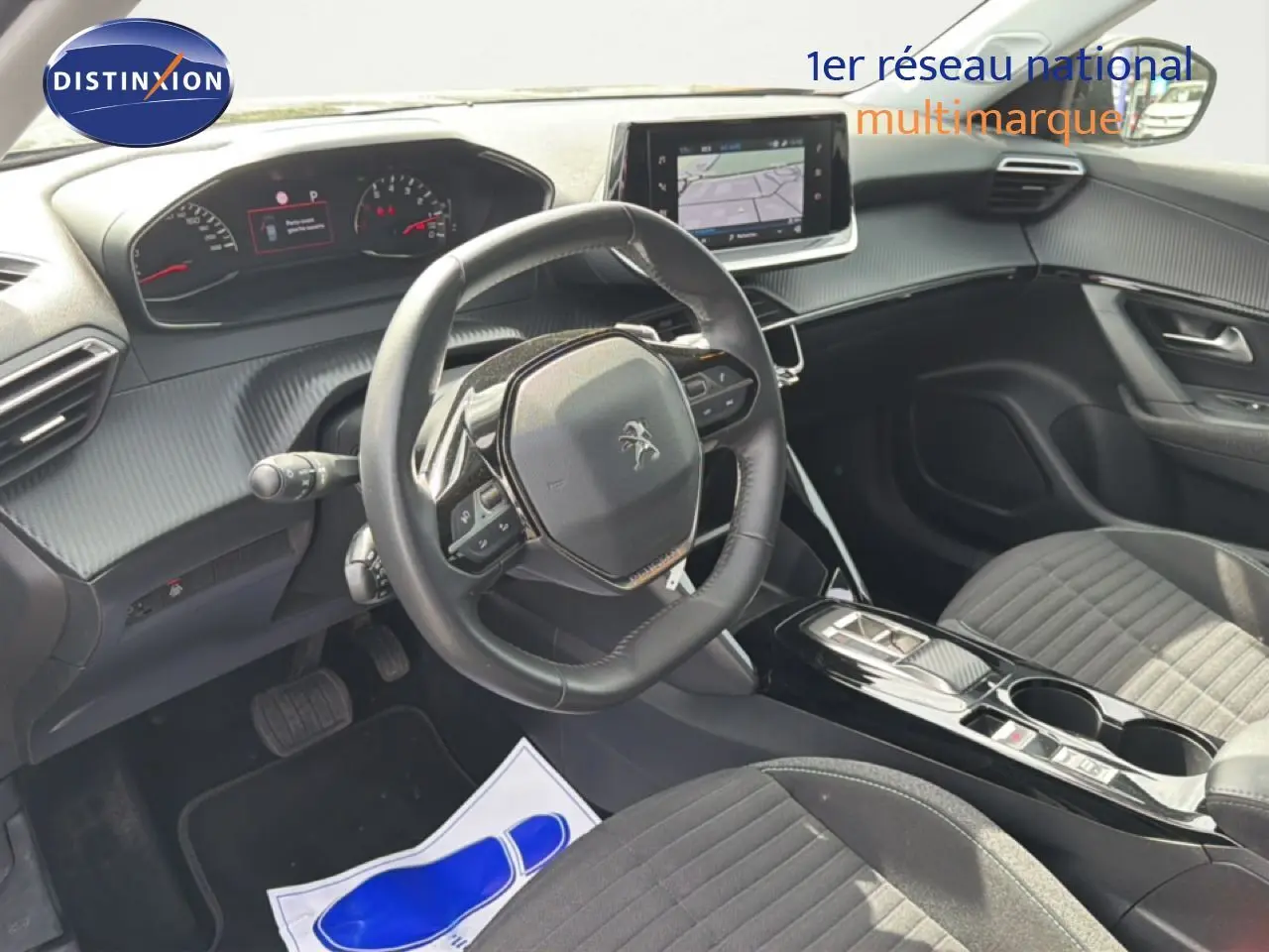 Vue intérieure côté conducteur du Peugeot 2008 noir perle métal, avec volant compact et écran tactile central.